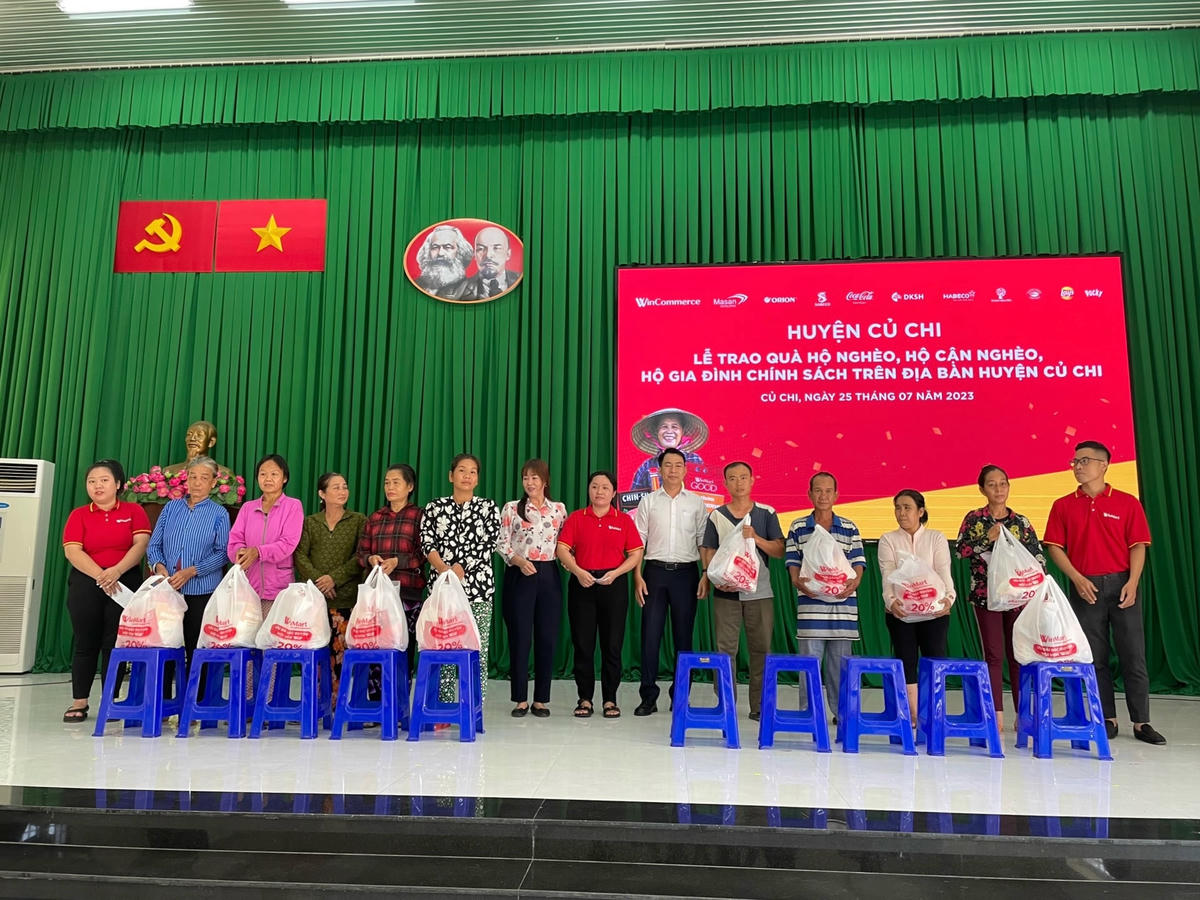 Hàng trăm túi quà thiết yếu được trao tặng đến các hộ gia đình có hoàn cảnh khó khăn tại huyện Củ Chi.