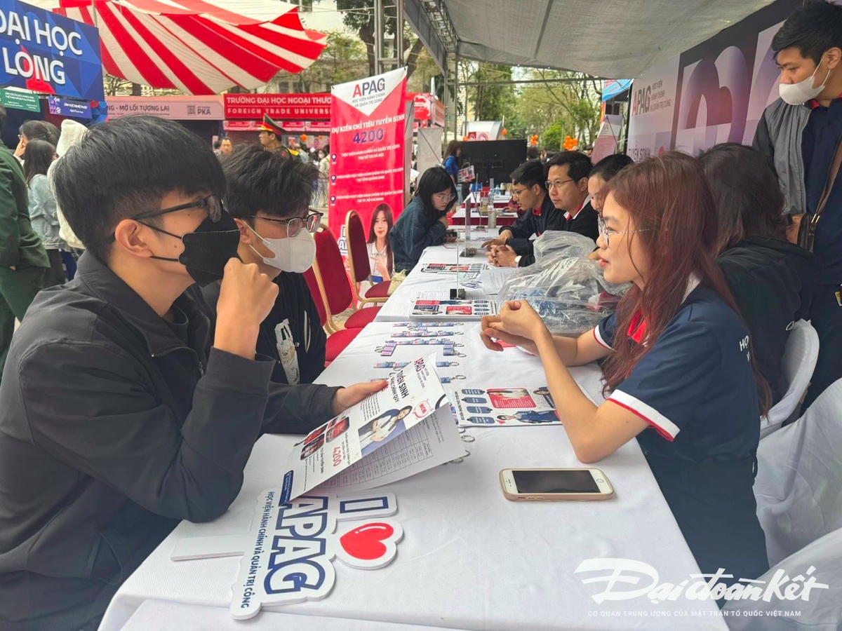 Thí sinh tìm hiểu thông tin tuyển sinh của trường đại học. Ảnh: Nguyễn Hoài