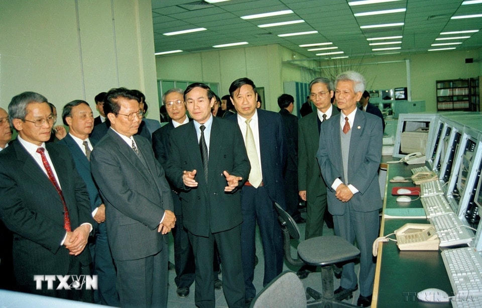 Chủ tịch nước Trần Đức Lương thăm cơ sở vật chất kỹ thuật phục vụ công tác thông tin tại trung tâm viễn thông quốc tế, khu vực 1 (Hà Nội). (Ảnh: Trọng Nghiệp/TTXVN)