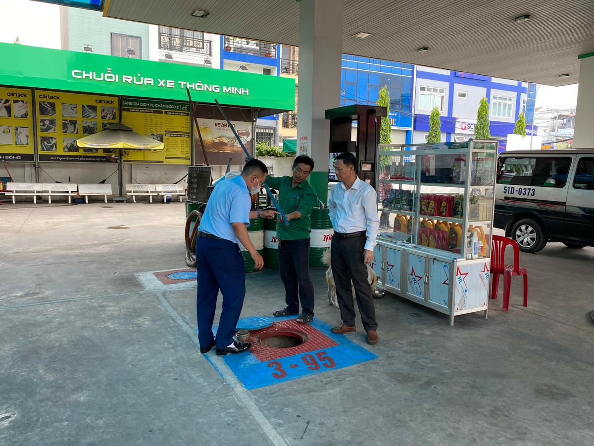 Quản lý thị trường TP HCM liên tục kiểm tra các cửa hàng xăng dầu để nắm tình hình.