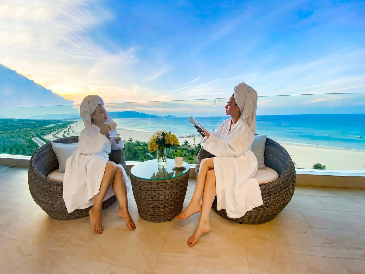 Những góc ban công rộng mở, khoáng đạt của cả 2 tòa khách sạn là nơi bạn có thể thư giãn thưởng trà, lắng nghe tiếng sóng vỗ ngoài xa (Ảnh: FLC Quy Nhơn)