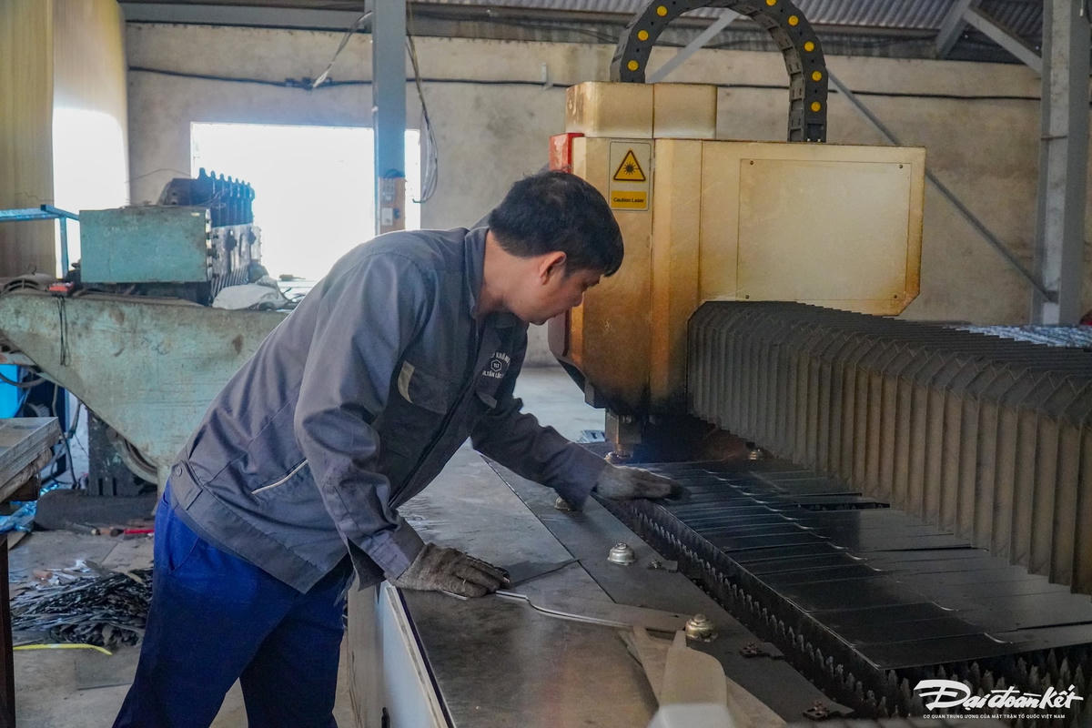 Anh Tiến cho biết: Hiện các cơ sở của anh đã và đang ứng dụng công nghệ mới, sử dụng nguyên liệu nhập từ nước ngoài, tập trung vào dòng sản phẩm cao cấp như: dao thép trắng không gỉ, nhíp xe ô tô, dao ba lá, dao thép CT45.... Anh Tiến kỳ vọng, đến cuối năm nay, sản phẩm dao rèn thủ công thép trắng không gỉ sẽ đạt OCOP 4 sao cấp tỉnh. Ảnh: Đình Minh