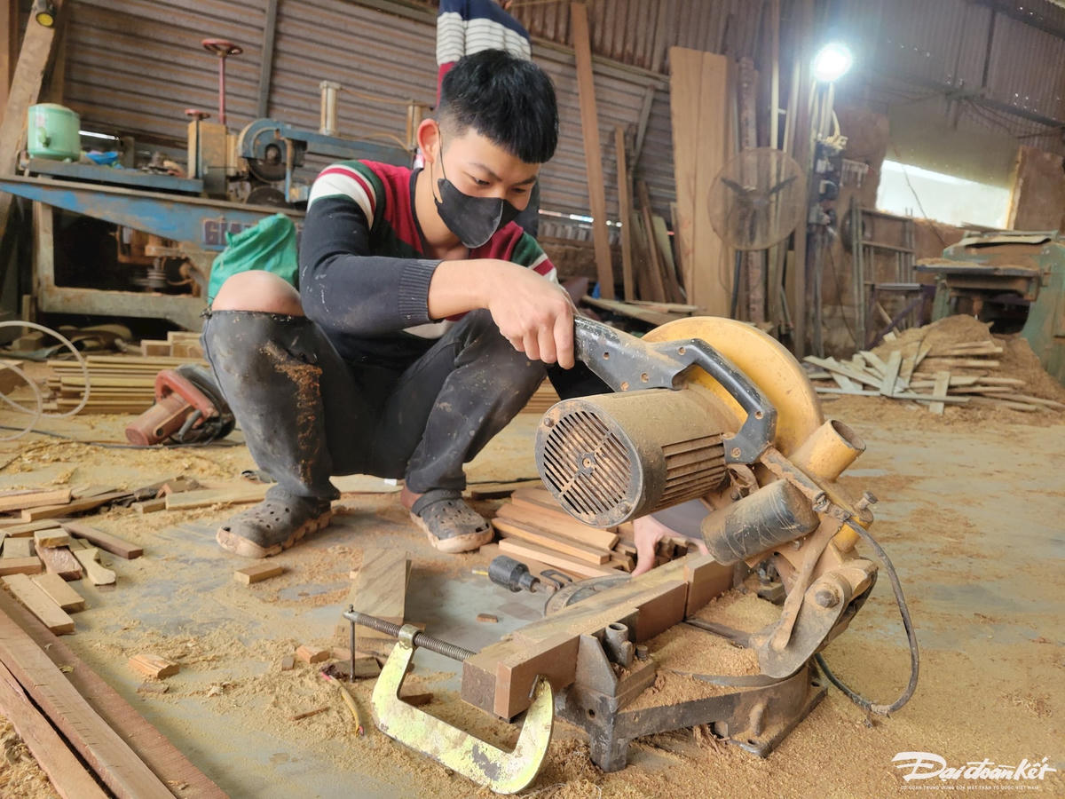 Theo anh Sơn, để đảm bảo chất lượng sản phẩm, các xưởng sản xuất tại làng mộc luôn chọn những loại gỗ có chất lượng cao, không cong vênh, nứt nẻ, phải đảm bảo độ dẻo mịn, dễ chạm khắc và đánh bóng. 'Hiện nay, các xưởng đang hướng đến mở rộng sản xuất các mặt hàng dân dụng như giường, tủ, bàn, ghế, cửa, chấn song, tay vịn cầu thang và hàng trang trí nội thất… để đáp ứng nhu cầu của thị trường', anh Sơn nói. Ảnh: Đình Minh