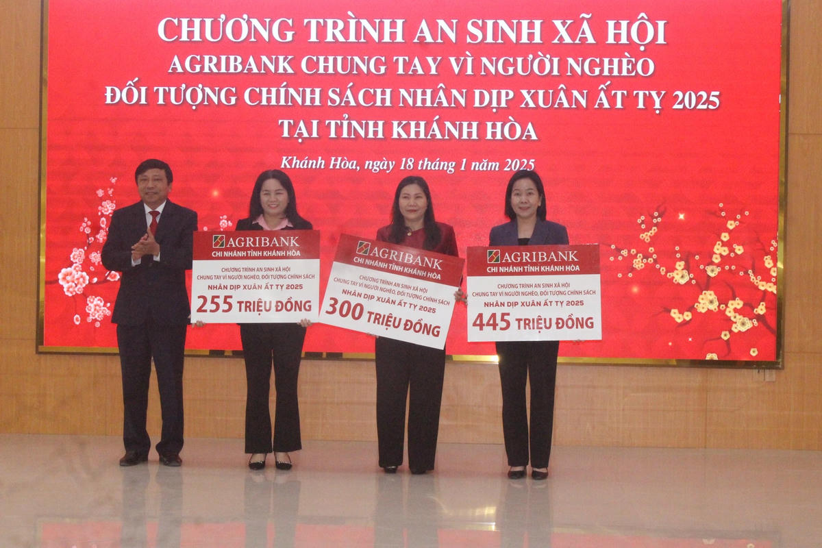 Ngân hàng Nông nghiệp và Phát triển nông thôn Chi nhánh tỉnh Khánh Hòa đã trao 1 trỷ đồng để tỉnh Khánh Hòa chăm lo Tết cho người dân có hoàn cảnh khó khăn (1)