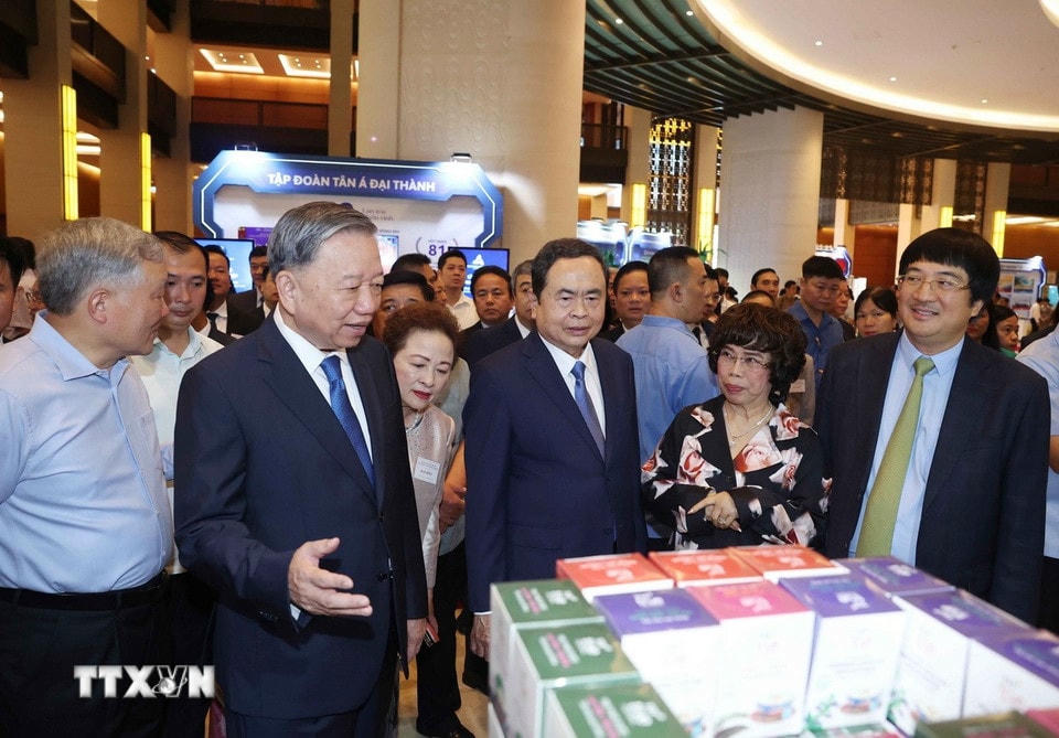 Tổng Bí thư Tô Lâm và các đại biểu tham quan triển lãm 