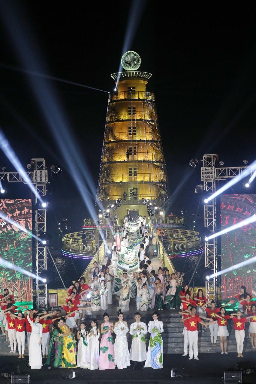 Kỷ lục chiếc áo dài có tà áo dài nhất Việt Nam đã được xác lập với chiều dài 178 m. Ảnh Trung Kiên