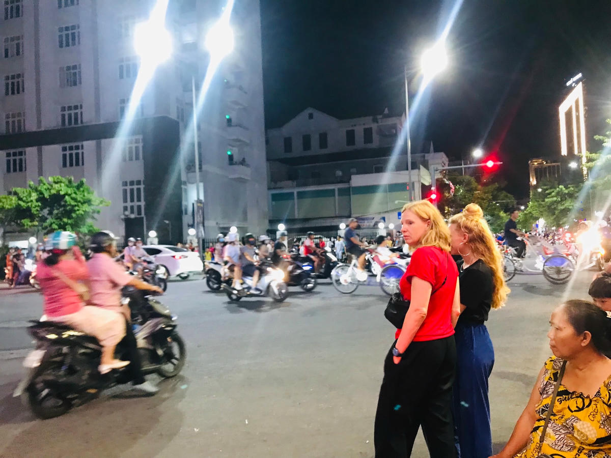 Trong đoàn người xem múa lân xuất hiện nhiều vị khách nước ngoài.