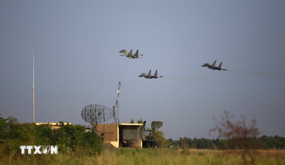 Su-30MK2 diễn tập bay theo biên đội 3 chiếc quanh khán đài giả định để tập luyện cho lễ kỷ niệm. (Ảnh: Lê Xuân/TTXVN)