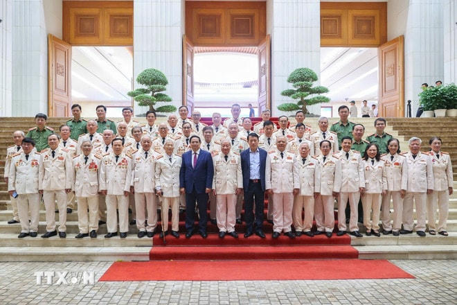 Thủ tướng Phạm Minh Chính với Ban liên lạc Công an chi viện chiến trường miền Nam. (Ảnh: Dương Giang/TTXVN) ttxvn-thu-tuong-ban-lien-lac-cong-an-chi-vien-chien-truong-mien-nam-8.jpg