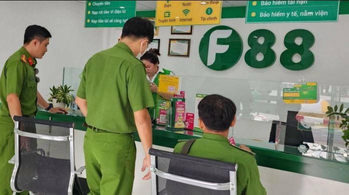 Cơ quan chức năng kiểm tra điểm kinh doanh của F88. Ảnh: CQCA