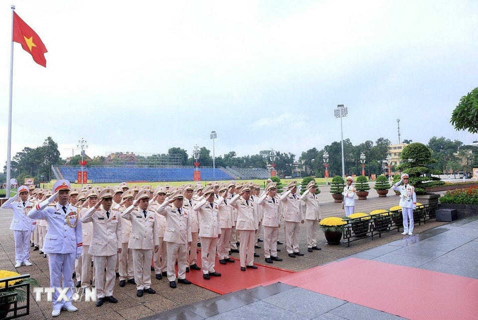 Đoàn đại biểu Đảng ủy Công an Trung ương, Bộ Công an thành kính tưởng nhớ Chủ tịch Hồ Chí Minh. (Ảnh: Tuấn Anh/TTXVN)