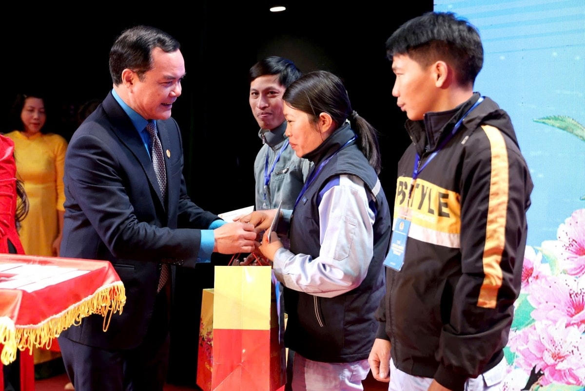 Chủ tịch Tổng LĐLĐ Việt Nam Nguyễn Đình Khang trao quà Tết cho công nhân, viên chức, người lao động tại chương trình