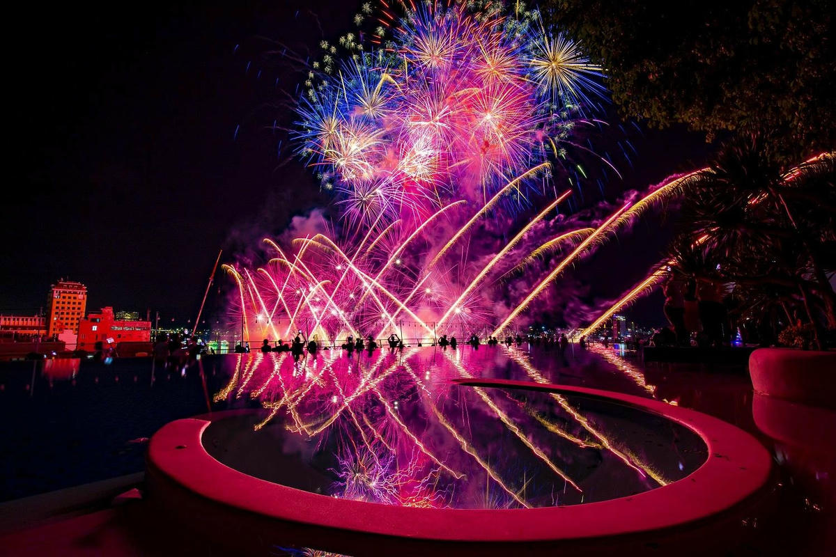 Xem trình diễn pháo hoa quốc tế từ khách sạn Novotel.