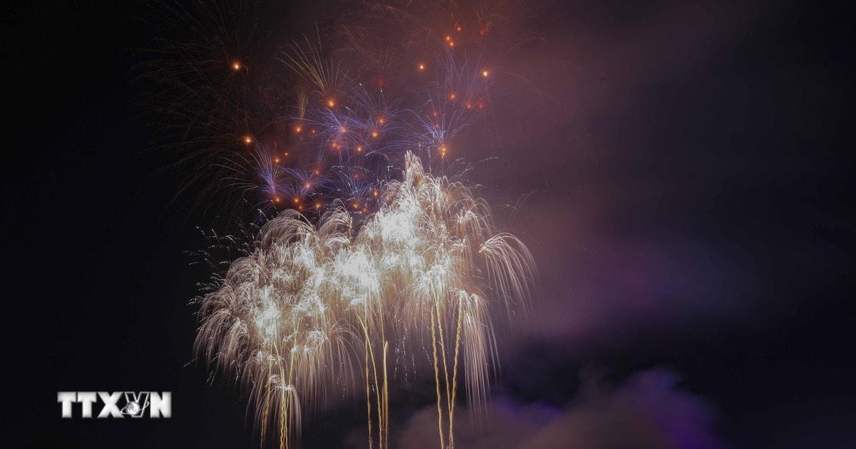 Mãn nhãn màn pháo hoa chào mừng kỷ niệm 70 năm Chiến thắng Điện Biên Phủ