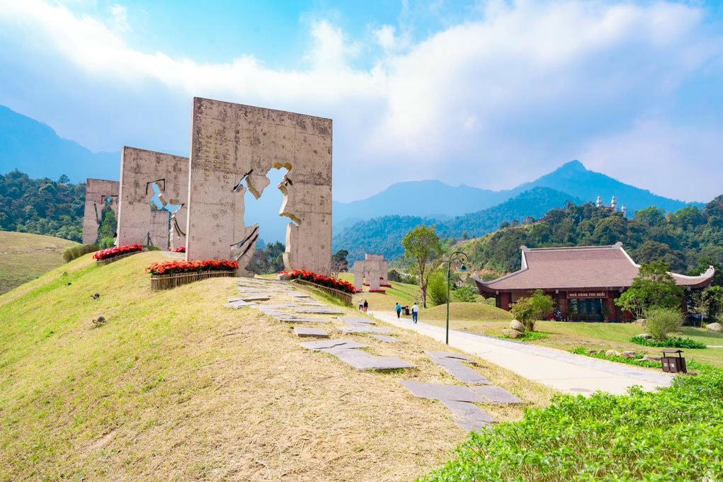 Đặt chân tới Tây Yên tử, du khách sẽ được tham quan và tìm hiểu về 10 tượng đá kể về 10 giai đoạn cuộc đời của Phật Hoàng Trần Nhân Tông được đặt trong khu đi bộ vãn cảnh. (Ảnh chụp tại Lễ khai hội Xuân Tây Yên Tử 2023).