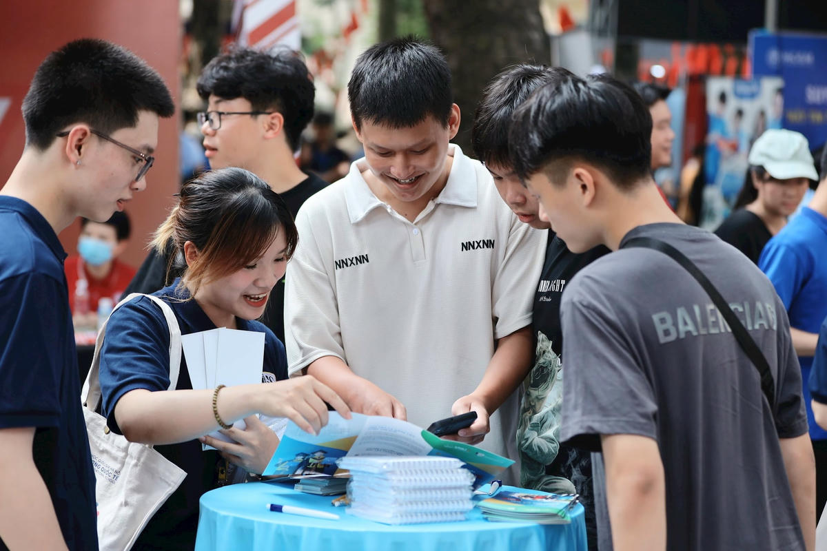 Thí sinh tìm hiểu thông tin tuyển sinh của các trường đại học. Ảnh: Nam Trần