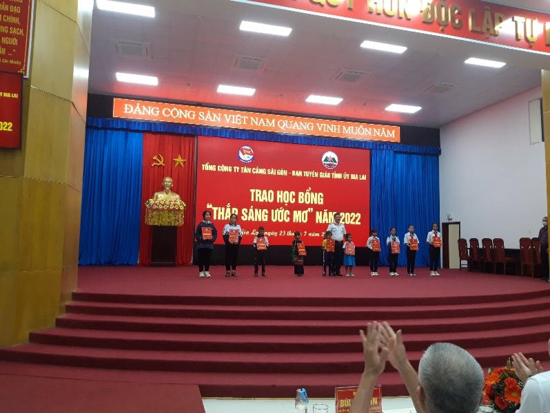 Học sinh tỉnh Gia Lai nhận được sự giúp đỡ của các Tổ chức, Công ty để giúp các em vững bước đến trường trong năm học 2022-2023.