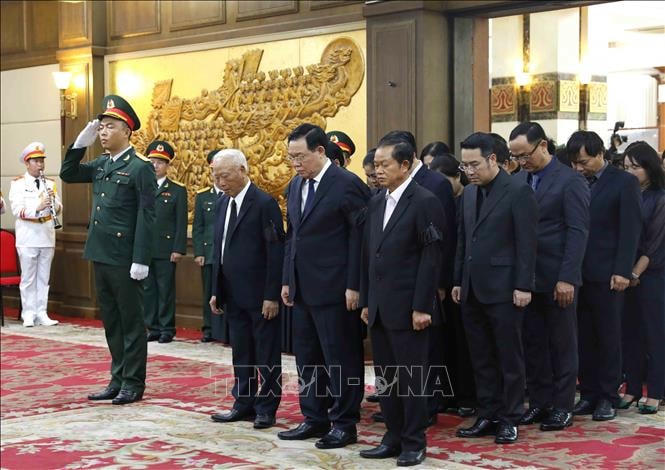 Đoàn đại biểu Quốc hội do Chủ tịch Quốc hội Vương Đình Huệ dẫn đầu viếng phó Thủ tướng Lê Văn Thành. Ảnh: An Đăng/TTXVN.