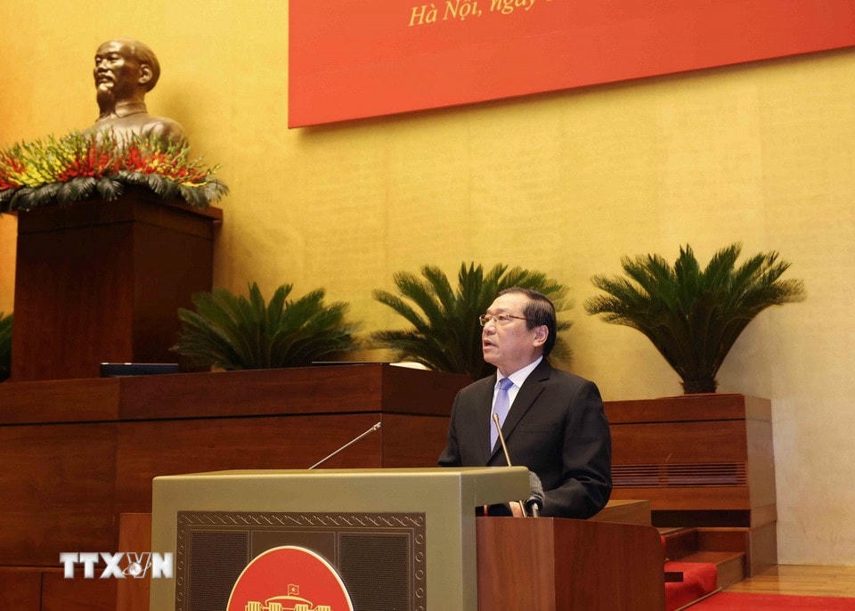 Đồng chí Lại Xuân Môn, Ủy viên Trung ương Đảng, Phó Trưởng ban Thường trực Ban Tuyên giáo và Dân vận Trung ương, thông qua chương trình Hội nghị. (Ảnh: Phương Hoa/TTXVN)