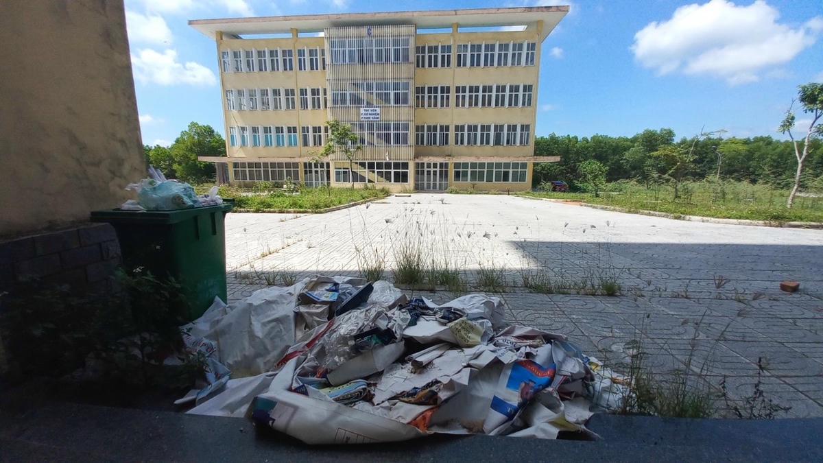 Rác thải vứt bừa bãi khắp nơi.