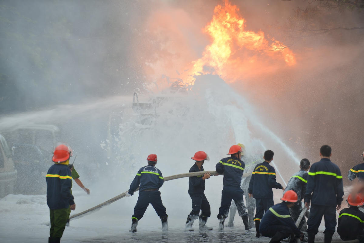 Chữa cháy cây xăng tại Hoàng Mai