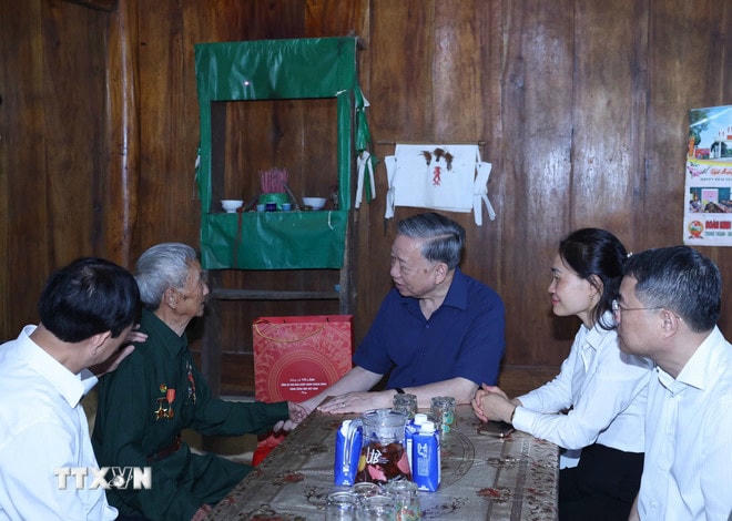 Tổng Bí thư Tô Lâm thăm gia đình Chiến sỹ Điện Biên Vàng A Chảo (sinh năm 1929, thường trú bản Nậm Chim 1, xã Si Pa Phìn). (Ảnh: Thống Nhất/TTXVN) ttxvn-tong-bi-thu-to-lam-tham-gia-dinh-chien-si-dien-bien-vang-a-chao-8173571.jpg