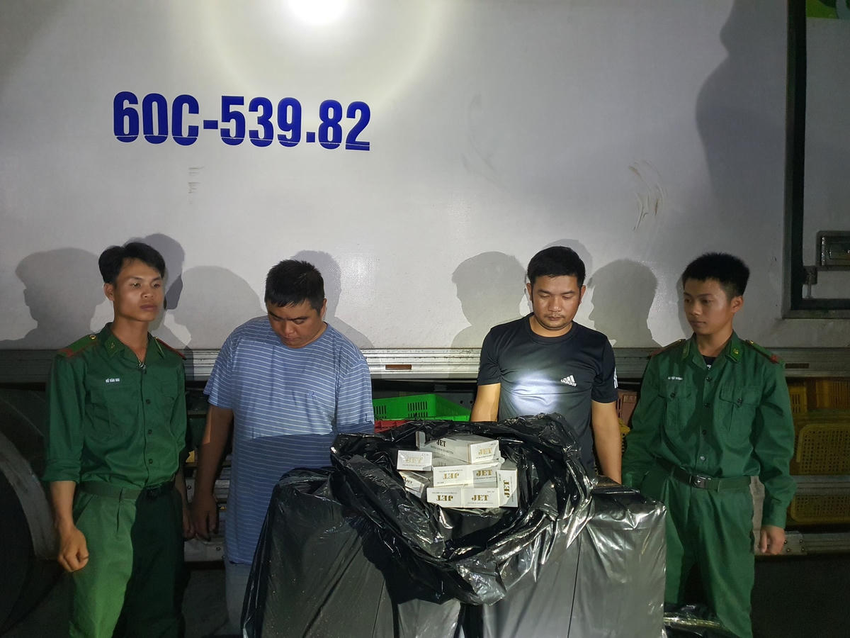 Lực lượng chức năng tại tỉnh Quảng Trị phát hiện, bắt quả tang các đối tượng đang vận chuyển hàng cấm.