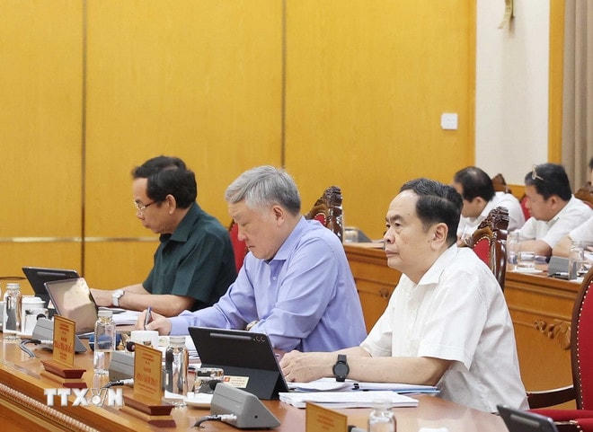 Các Ủy viên Bộ Chính trị tại cuộc họp. (Ảnh: Thống Nhất/TTXVN) ttxvn-bo-chinh-tri-to-chuc-bo-may-1.jpg