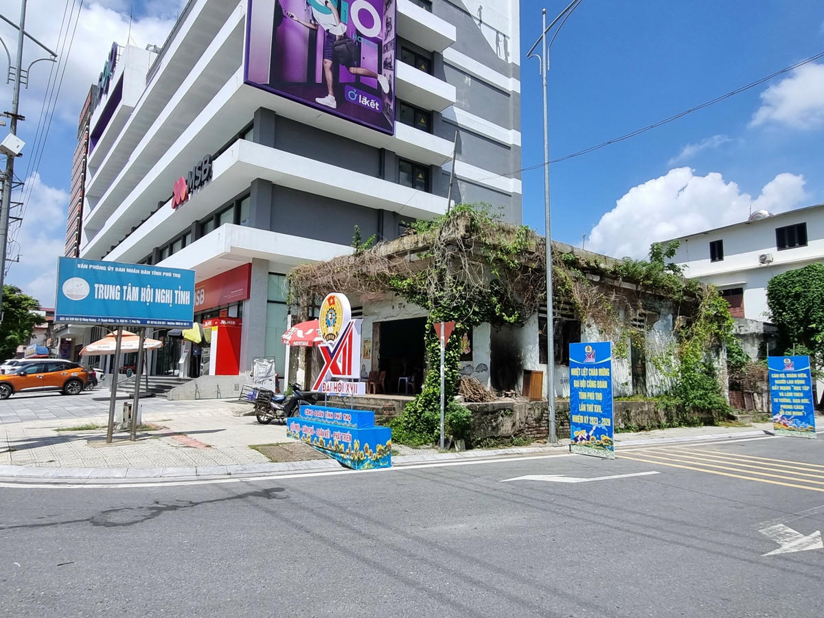 Tại 938 đường Hùng Vương (Cổng Trung tâm Hội nghị tỉnh Phú Thọ), là khu đất của Công ty TNHH TMDV Đầu tư Công đoàn Ngân hàng Công thương Việt Nam (nay là Công tyTNHH Thương mại - Dịch vụ - Đầu tư Viettin) đã lâu không sử dung, nhìn hoang tàn, cây cỏ um tùm nhìn rất mất thẩm mỹ.