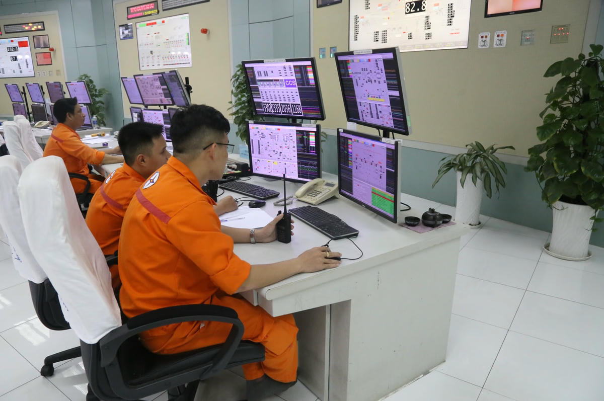 CBVNV Công ty luôn cố gắng, nỗ lực phấn đấu, tập trung mọi nguồn lực sẵn sàng đảm bảo vận hành lưới điện ổn định trước các diễn biến bất thường của thời tiết.