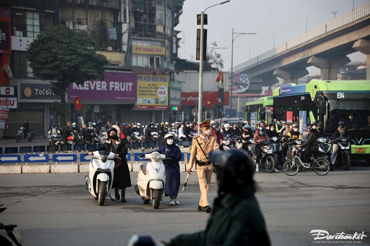 Đội CSGT số 7 xử lý nhiều trường hợp đi ngược chiều tại ngã tư Nguyễn Trãi.