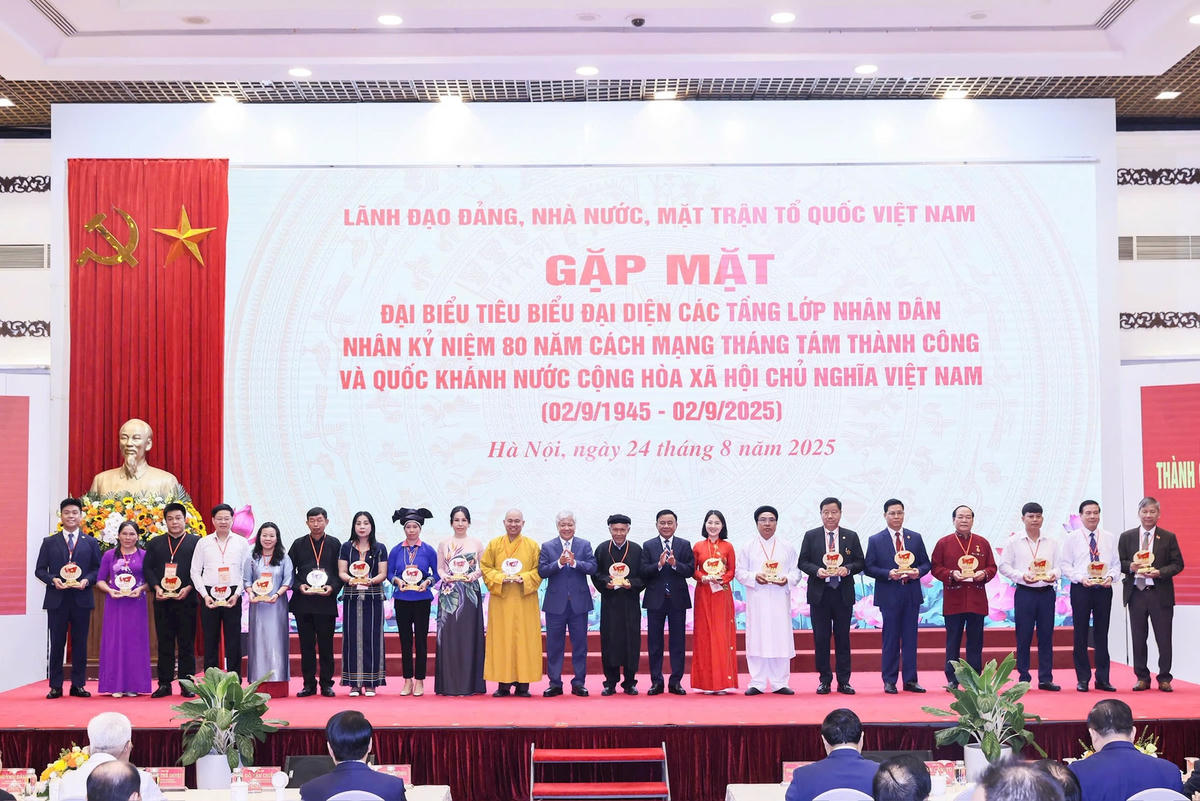 Thường trực Ban Bí thư Trần Cẩm Tú, Chủ tịch UBTƯ MTTQ Việt Nam Đỗ Văn Chiến tặng quà lưu niệm cho các đại biểu tiêu biểu tham dự chương trình gặp mặt. Ảnh: Quang Vinh.