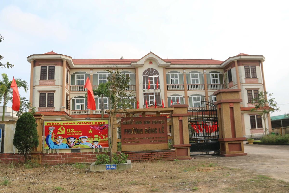 2 người dân trú tại phường Đông Lễ bị phạt hành chính vì chiếm đất nông nghiệp là đất trồng lúa.