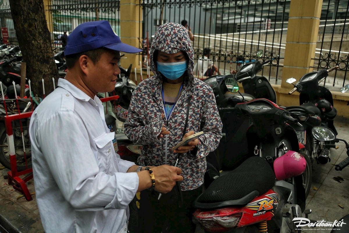 Việc thu phí bằng tiền mặt cũng xuất hiện một vài hạn chế khi người cao tuổi không sử dụng điện thoại thông minh vẫn buộc phải thanh toán tiền mặt.