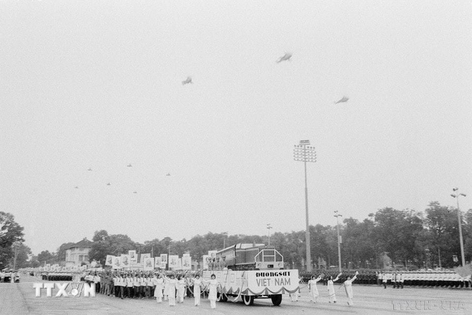 Các khối quần chúng diễu hành qua lễ đài. (Ảnh: Minh Đạo/TTXVN)