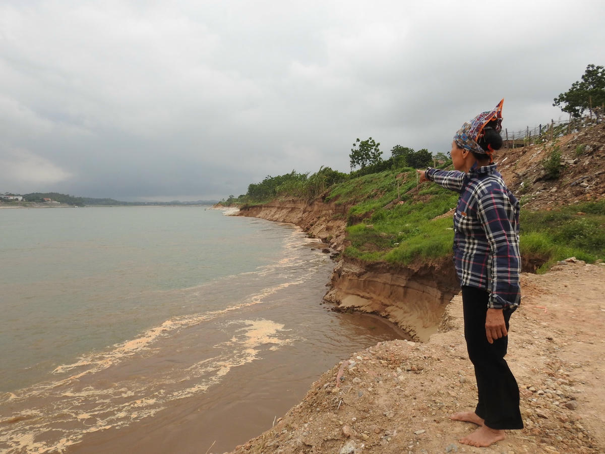 Theo bà Phạm Thị Hiệu (khu 13, Dân Quyền), tình trạng sạt lở diễn ra từ lâu, nhưng sạt nhiều nhất khoảng gần tháng nay. Khu 12 và 13 có cả trăm hộ dân, nếu tình trạng cứ tiếp diễn thế này, chẳng mấy mà làng bị 