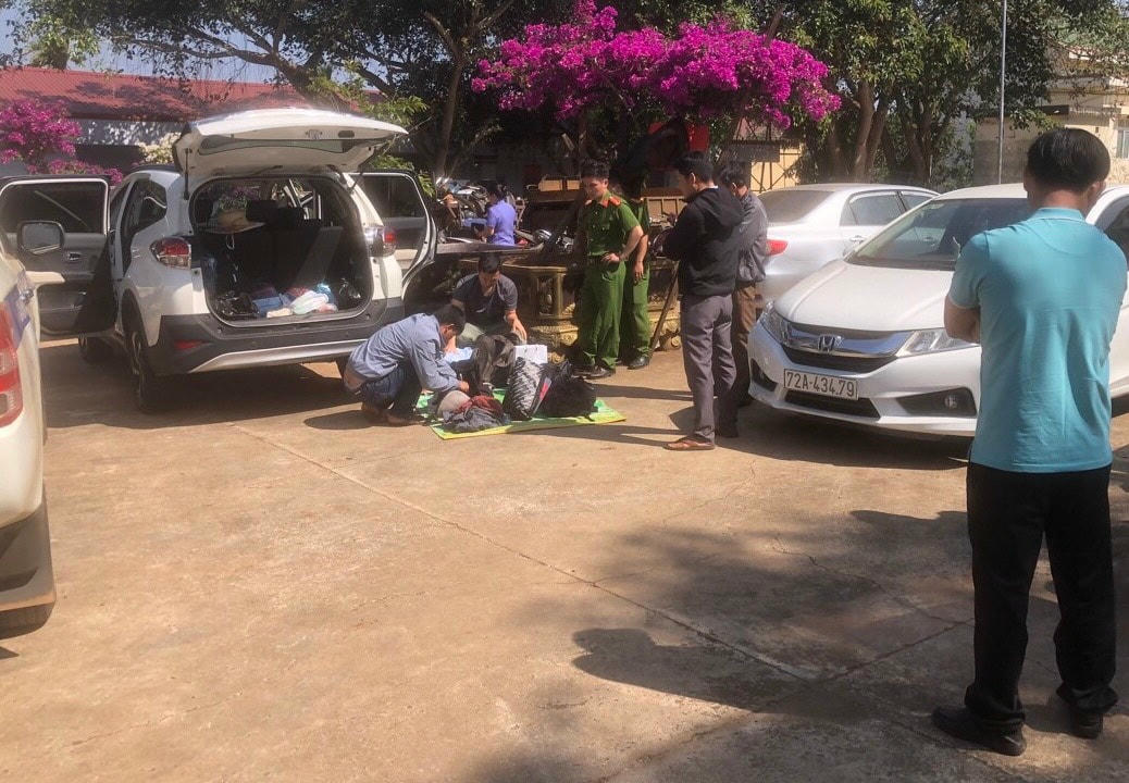 Lực lượng chức năng khám xét xe ô tô 81A – 230... do đối tượng Đ điều khiển