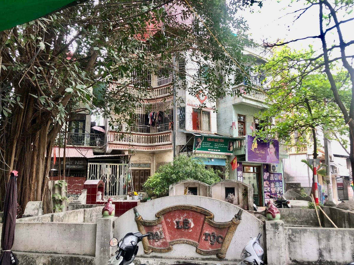 Nghĩa địa nhỏ với nhiều ngôi mộ