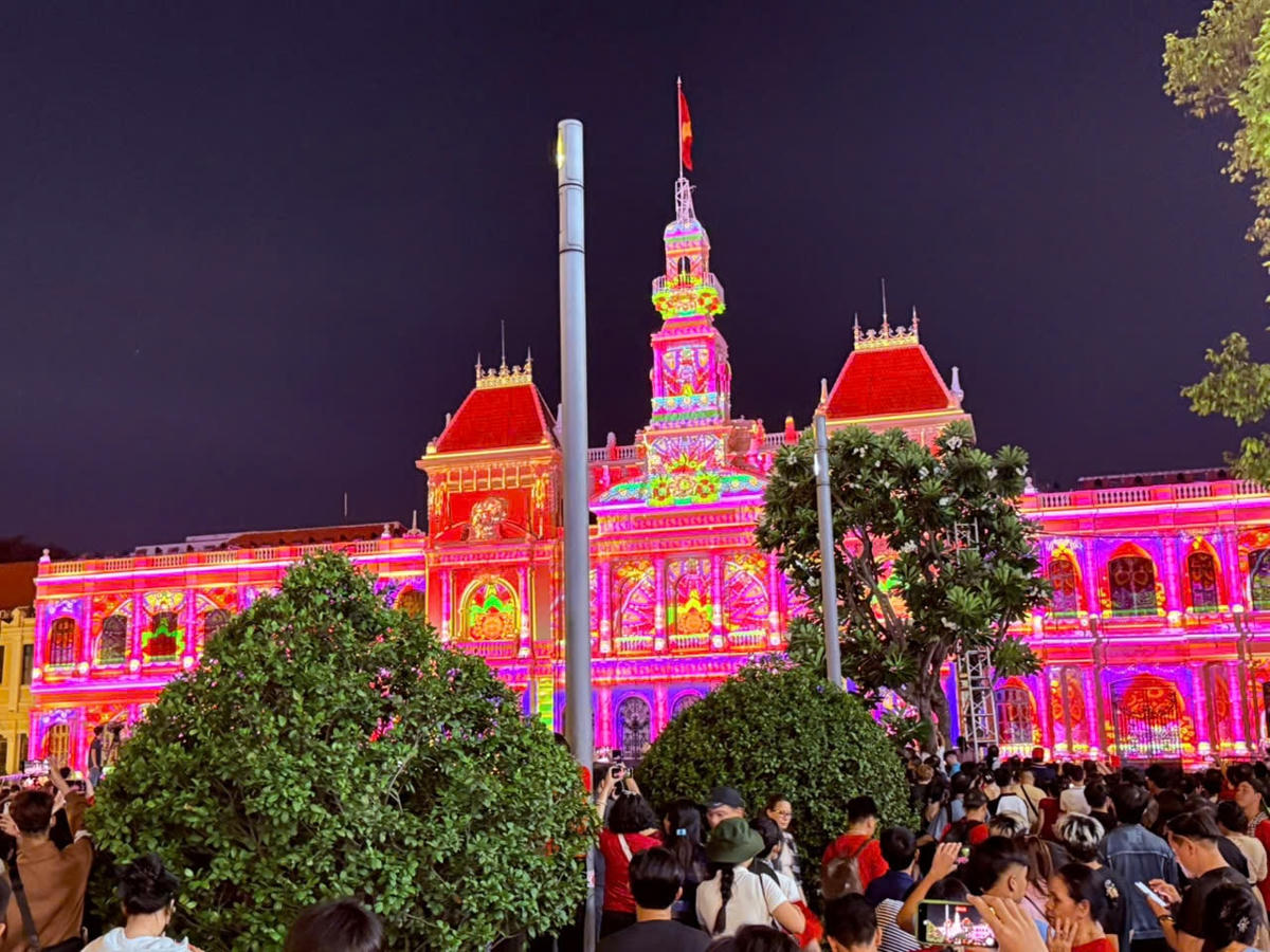 . Trình diễn 3D Mapping tại UBND thành phố.