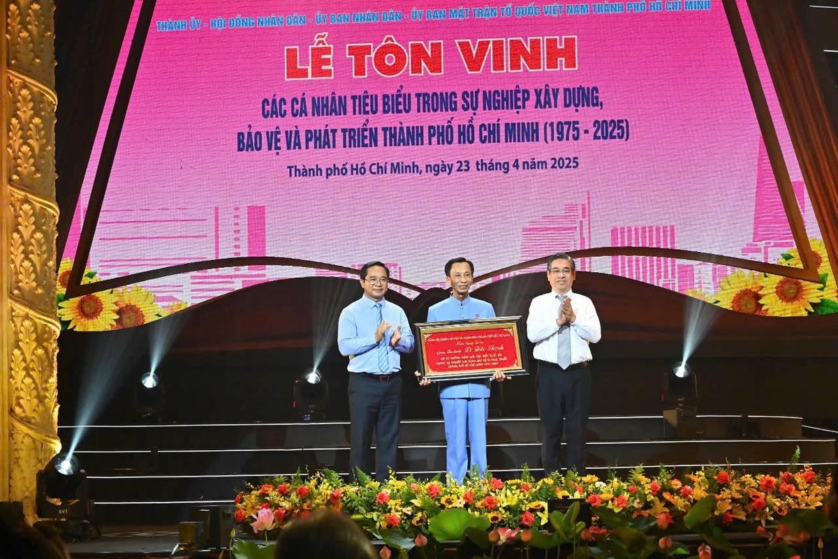 Lãnh đạo TP.HCM trao bảng tri ân cho Hiệp sĩ Đại Thánh giá Lê Đức Thịnh. Ánh: Việt Dũng.