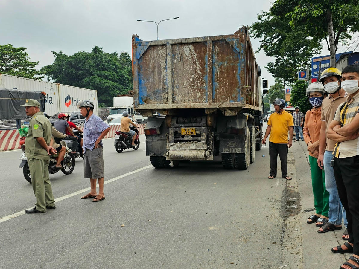 Xe ben lấn làn gây tai nạn.