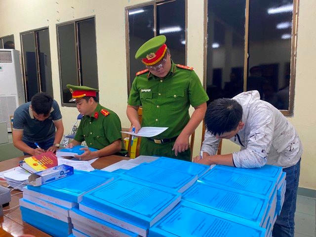 Các hồ sơ, tài liệu liên quan trong đại án tiêu cực ngành Đăng kiểm. (Ảnh: Phòng Tham mưu Công an TPHCM).