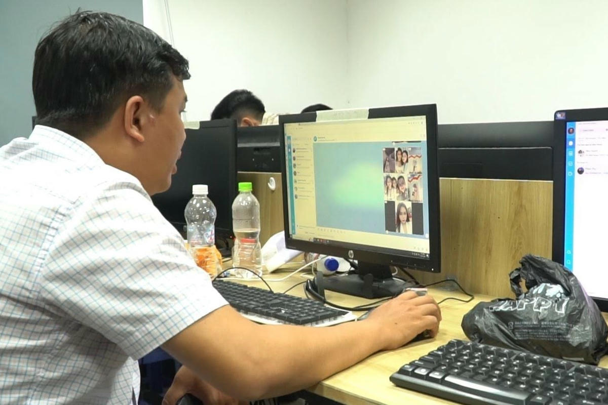 Trinh sát kiểm tra máy tính của các đối tượng và phát hiện nhiều tài liệu liên quan đến hoạt động phạm tội. (Ảnh: Công an cung cấp)