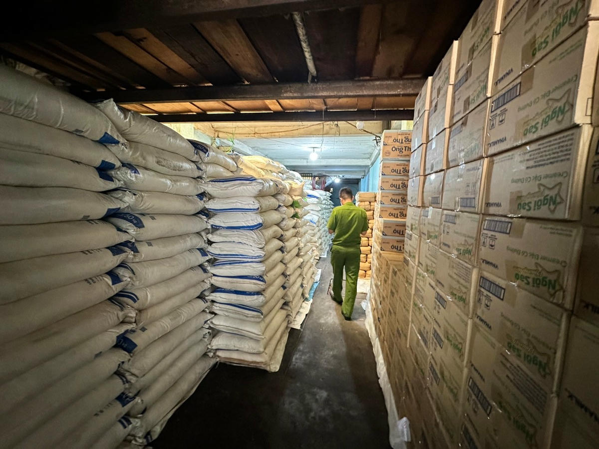 Tổng lượng hàng hóa ước hơn 450 triệu đồng.