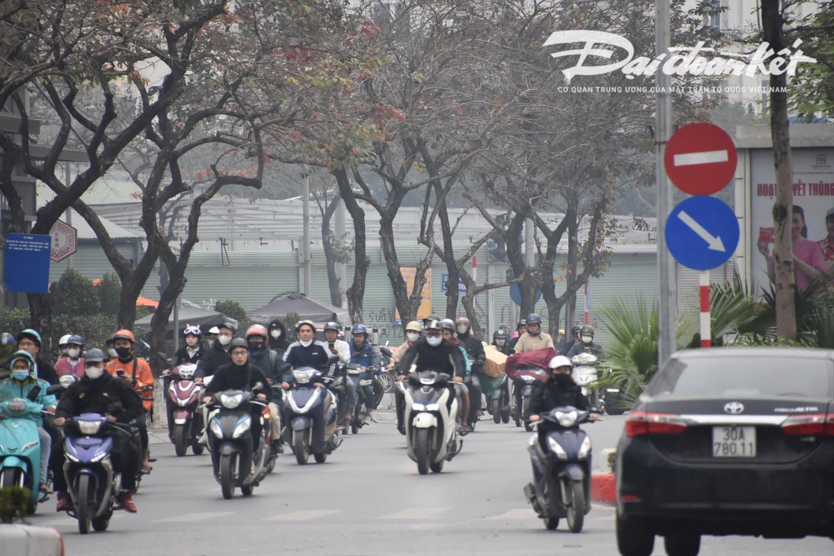 Bầu trời Hà Nội chìm trong lớp bụi mịn. 