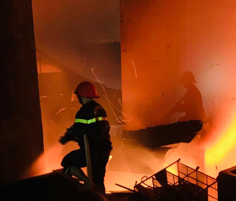 Đám cháy bùng phát dữ dội trong đêm khuya thiêu dụi 28 ki-ốt.