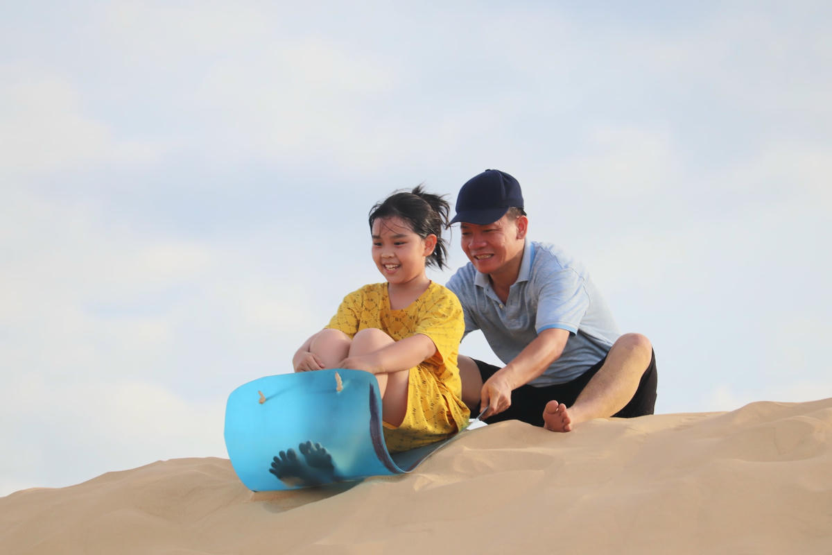 Thời điểm thích hợp nhất để trải nghiệm trò chơi trượt cát là sáng sớm hoặc chiều tối.