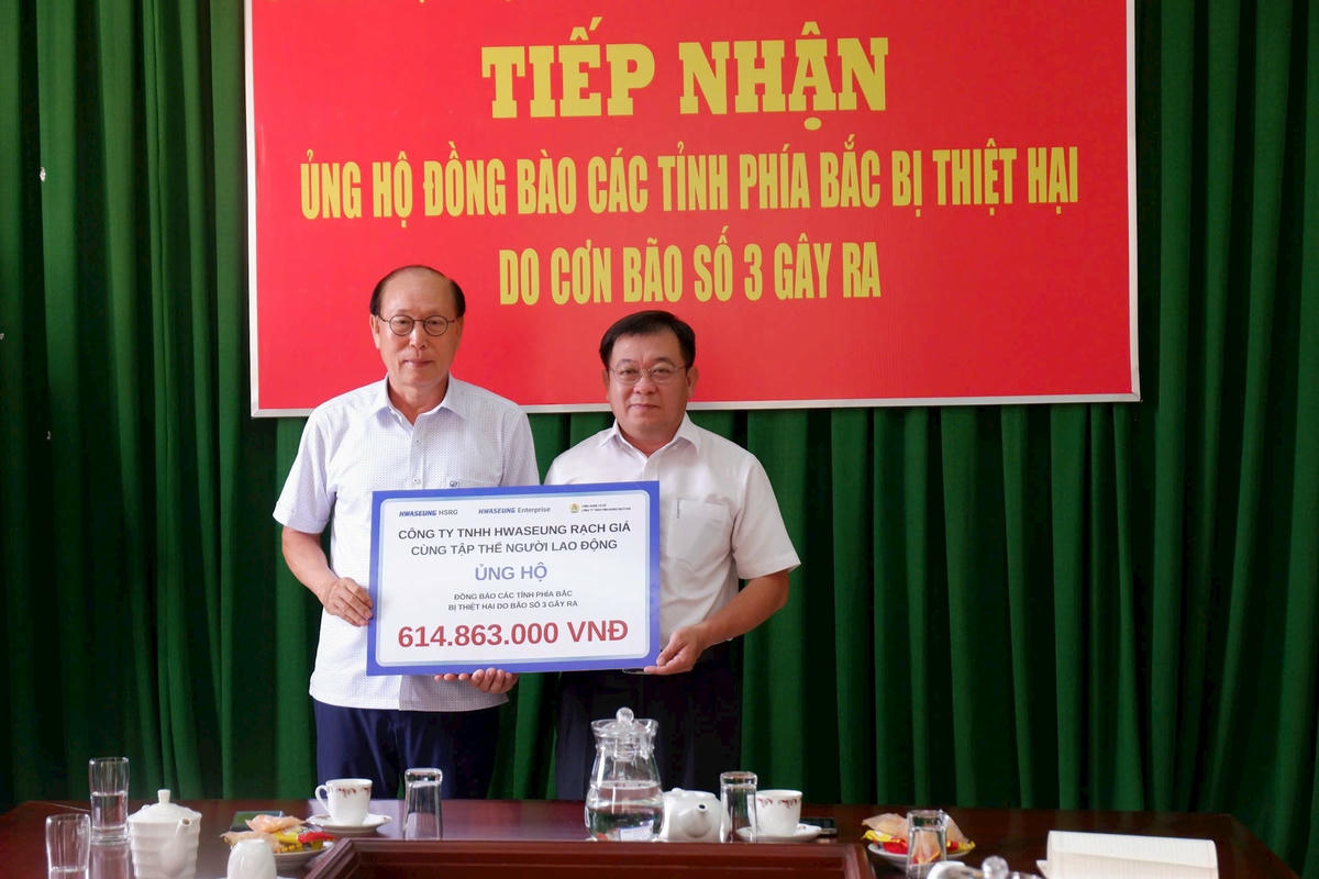 Đại diện Công ty Trách nhiệm hữu hạn Hwaseung Rạch Giá trao bảng tượng trưng cho Ủy ban MTTQ Việt Nam tỉnh Kiên Giang.