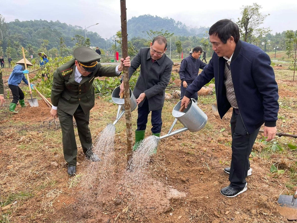 Bí thư Tỉnh uỷ Bùi Minh Châu trồng cây tại Khu di tích lịch sử Quốc gia đặc biệt Đền Hùng sáng 27/1