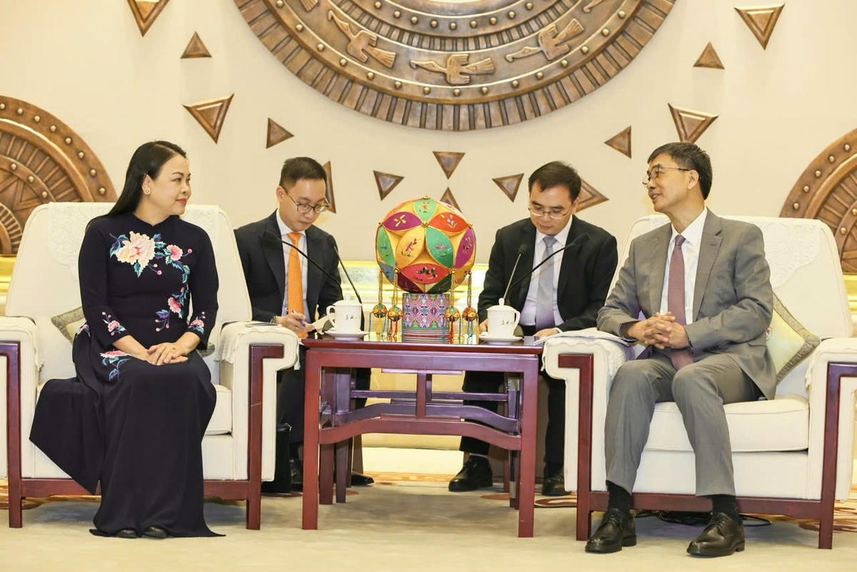 Phó Chủ tịch - Tổng Thư ký Nguyễn Thị Thu Hà trao đổi với Bí thư Khu ủy Quảng Tây, Trung Quốc 